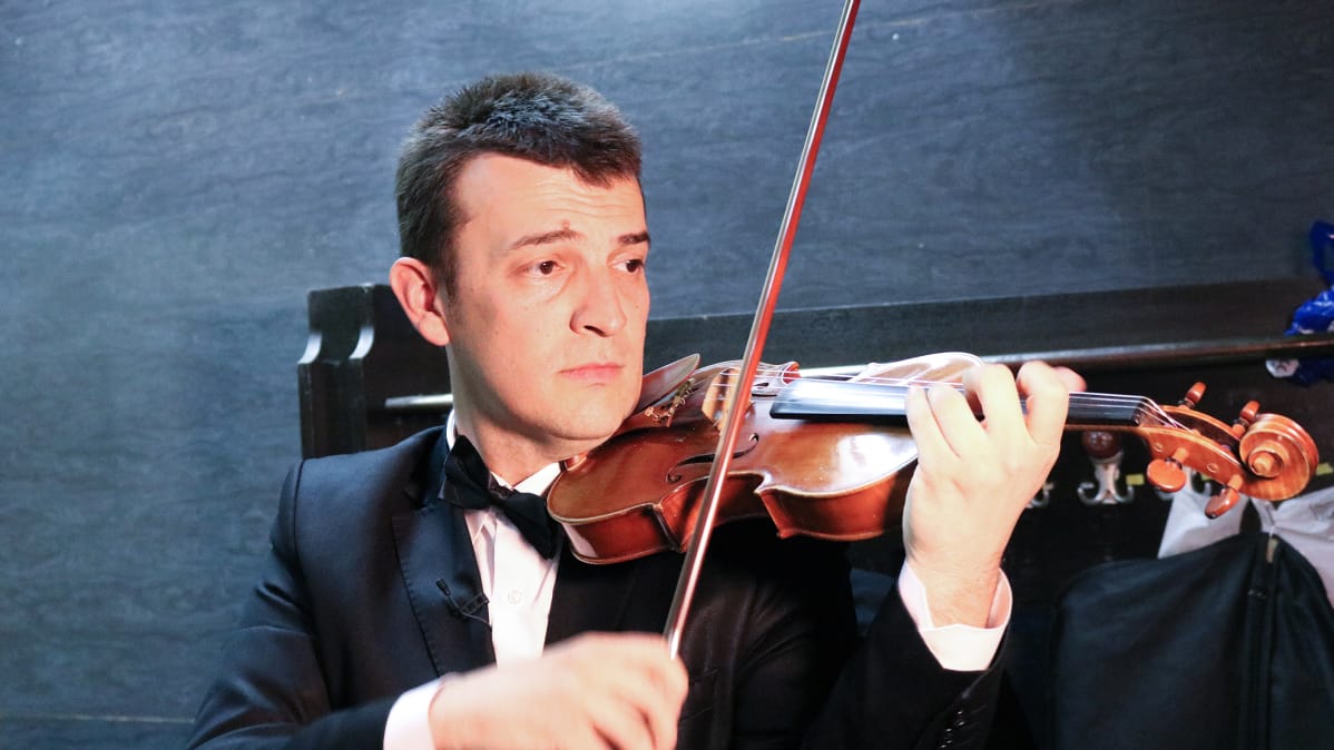 Viulisti Visar Kuqi soittaa Kosovon filharmonisessa orkesterissa.