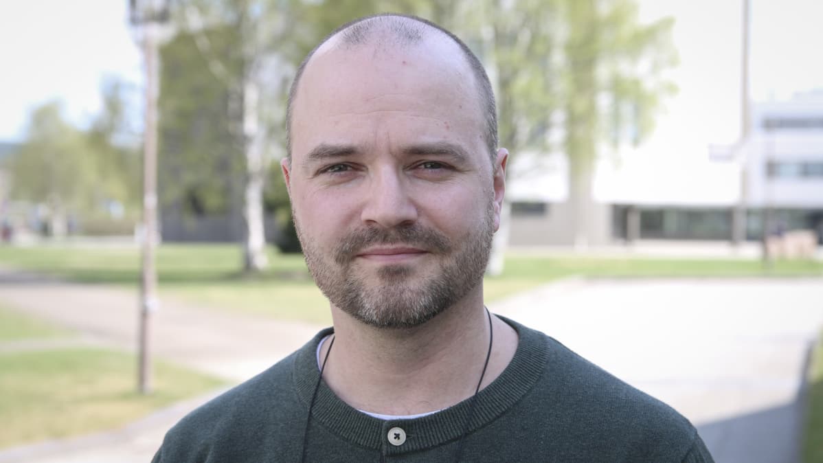 Matti Selin palkattiin Rovaniemelle kulttuurituottajaksi huhtikuussa. Puolet palkasta maksaa sosiaali- ja terveyspalvelut.