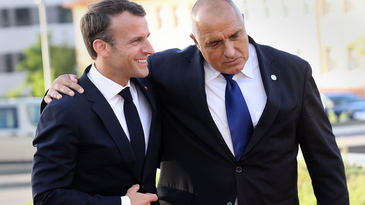 Bulgarian pääministeri Boiko Borissov toivottaa Ranskan presidentin Emmanuel Macronin tervetulleeksi EU-huippukokoukseen Sofiassa.