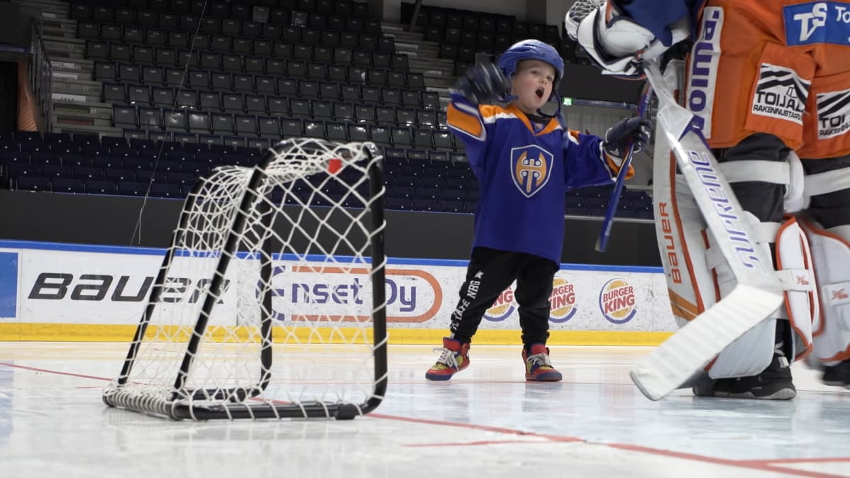 Jerry Järvensivu tekee maalin.