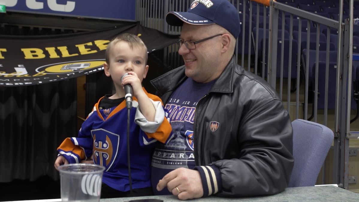 - Kärpät, 55, Miikka Koivisto, kaksi minuuttia, väkivaltaisuus, Jerry Järvensivu imitoi kuuluttajaidolinsa Petri Kääriäisen sylissä.