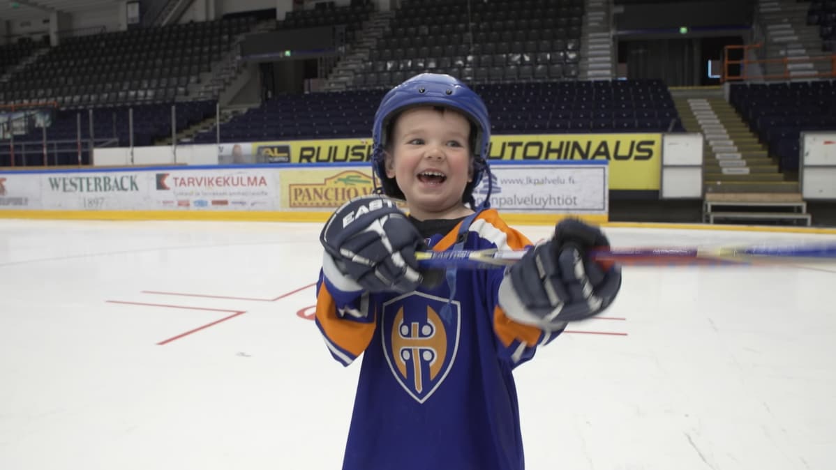 - Ha, haa, mitäs Heljanko nyt sanot? Jerry Järvensivu haastaa Tapparan maalivahti Christian Heljankoa.