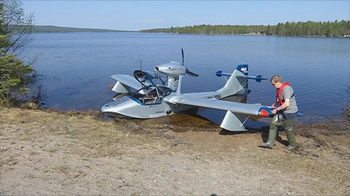 Atol on kevyt liikuttaa vedessä. Kone painaa alle 400 kiloa tyhjänä.
