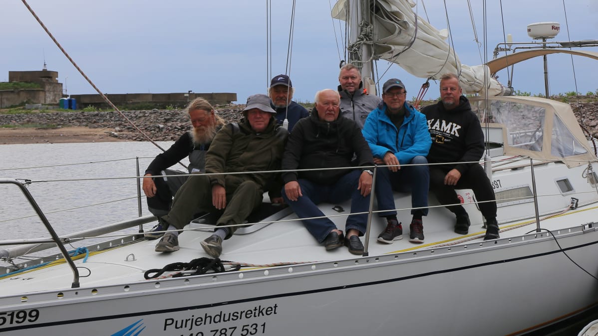 miehiä purjeveneen kannella Kronstadtissa, suomalaisretkikunta, Suursaari, Kotka