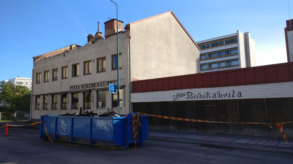 Pekka Heikkisen leipomo seuraavana aamuna palon jälkeen. Katto on purettu täysin.