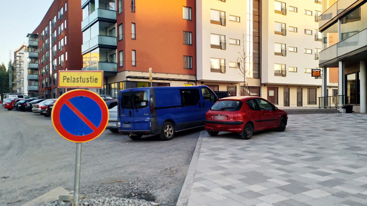 Auto pysäköitynä pelastustielle Alapeusonkadulla