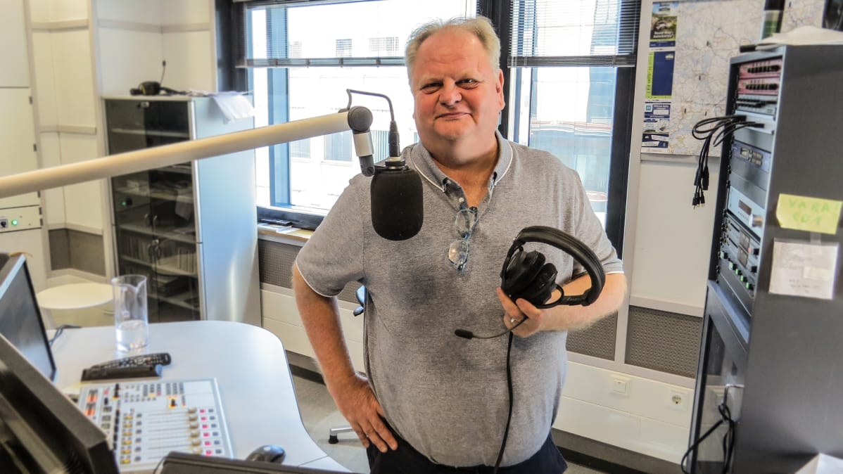 Antti "Pizza" Pekkarinen radiostudiossa.
