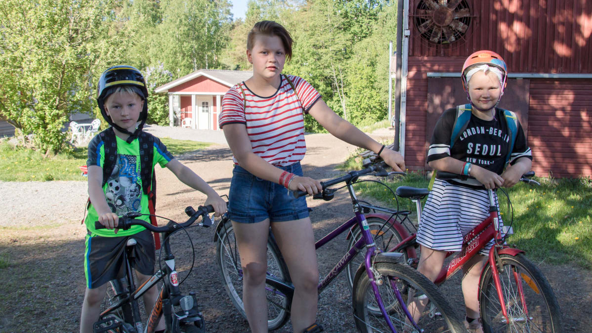 Lapset lähdössä pyörillä Virmutjoen kyläkouluun