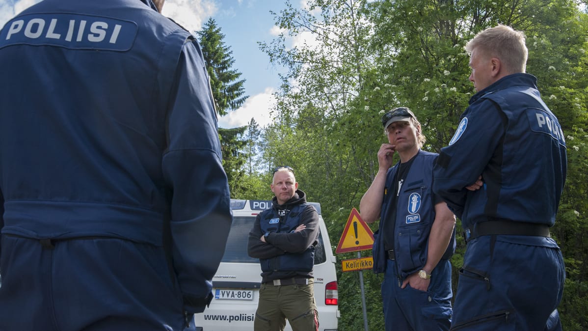 Poliisit odottavat.