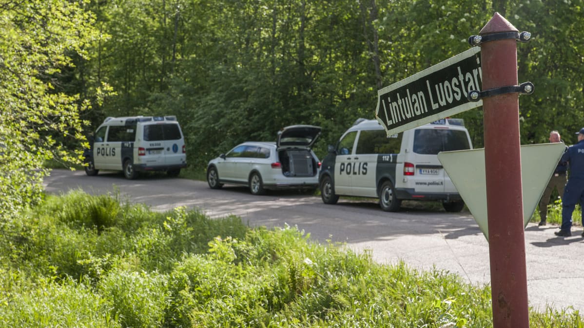 Poliisiautoja.