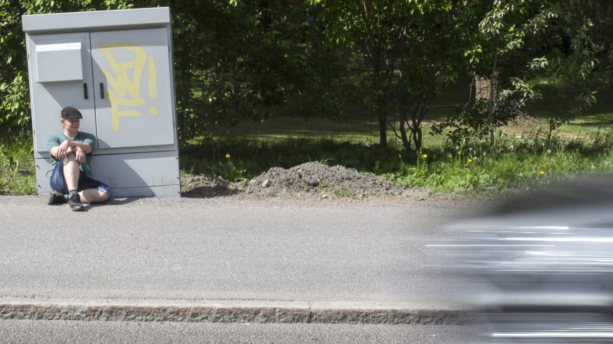Ante Tamminen istuu jalkakäytävällä Nokialla.