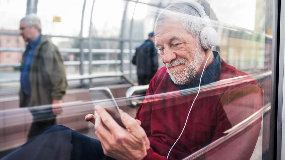 mies kuuntelee kuulokkeilla musiikkia