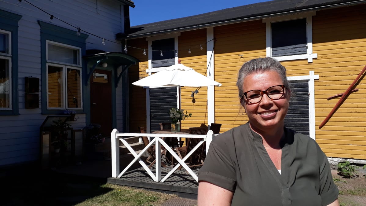 Jenni Tuurala uusii keltaisen rakennuksen huopakaton.