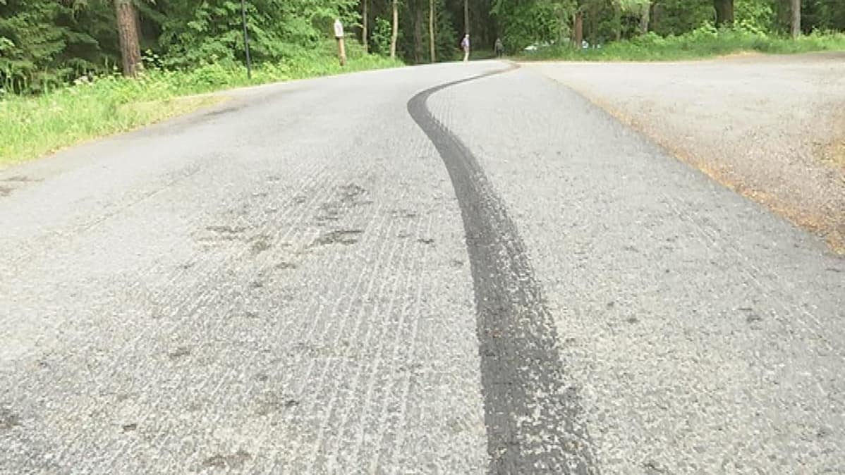 jarrutusjäljet Aulangon metsäreitillä