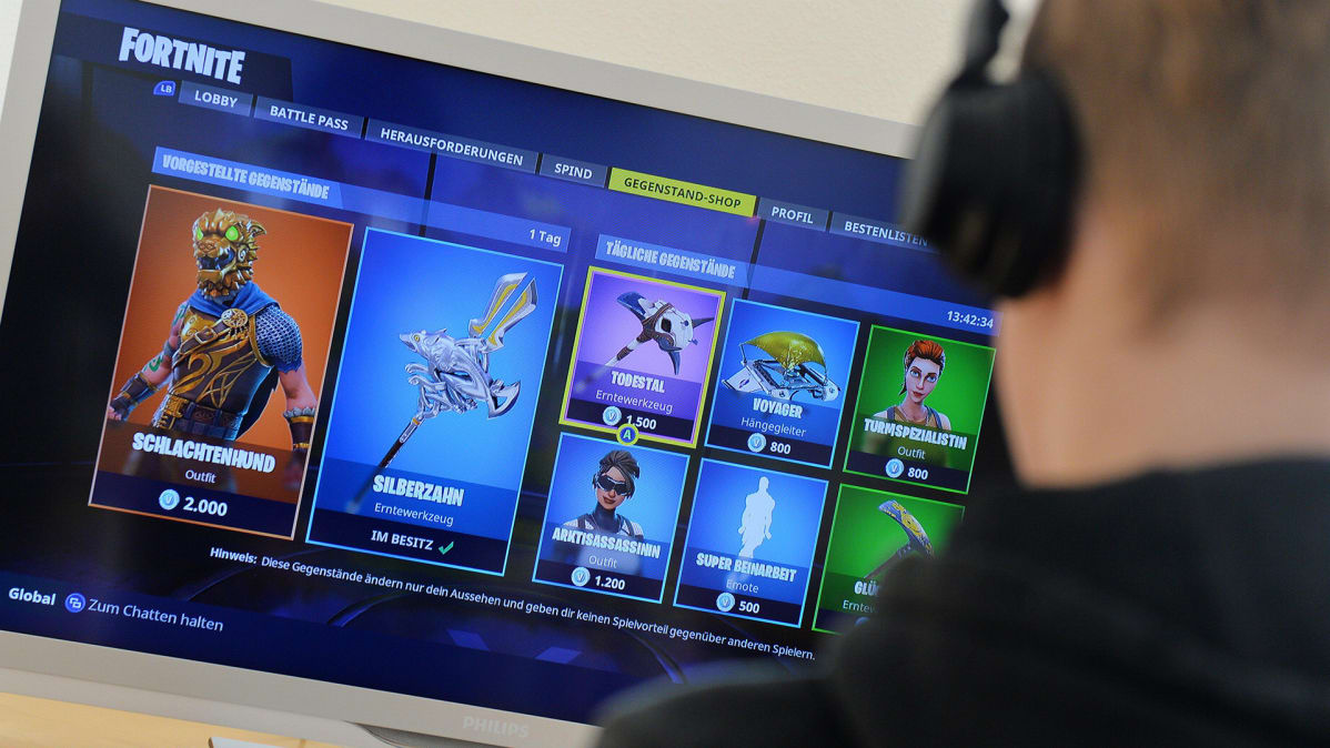 Poika pelaa Fortnite -peliä.