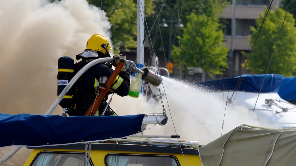 Vene palaa Lappeenrannan satamassa