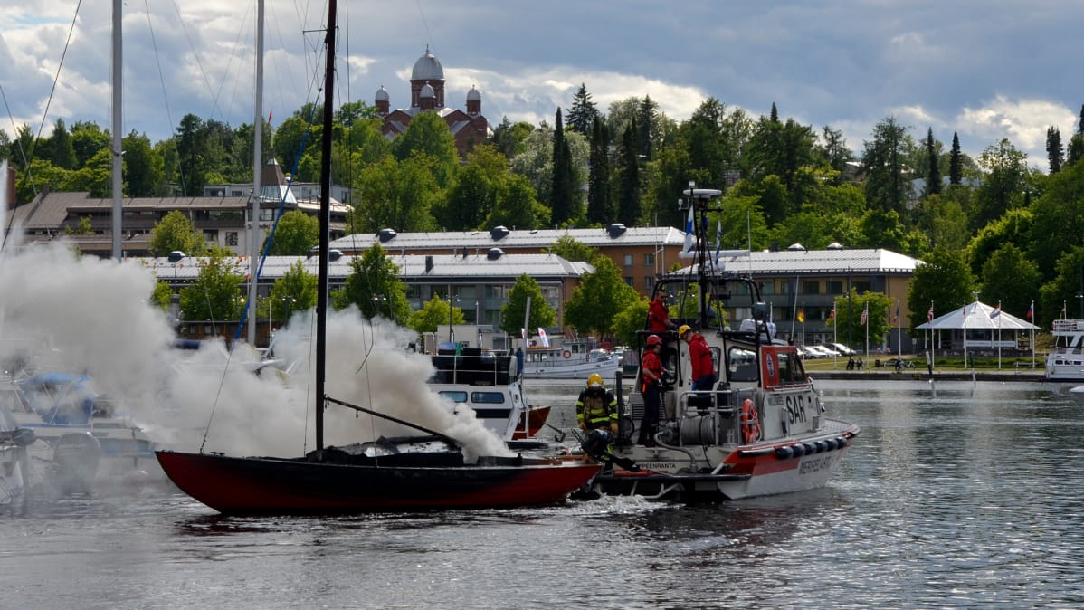 Vene palaa Lappeenrannan satamassa