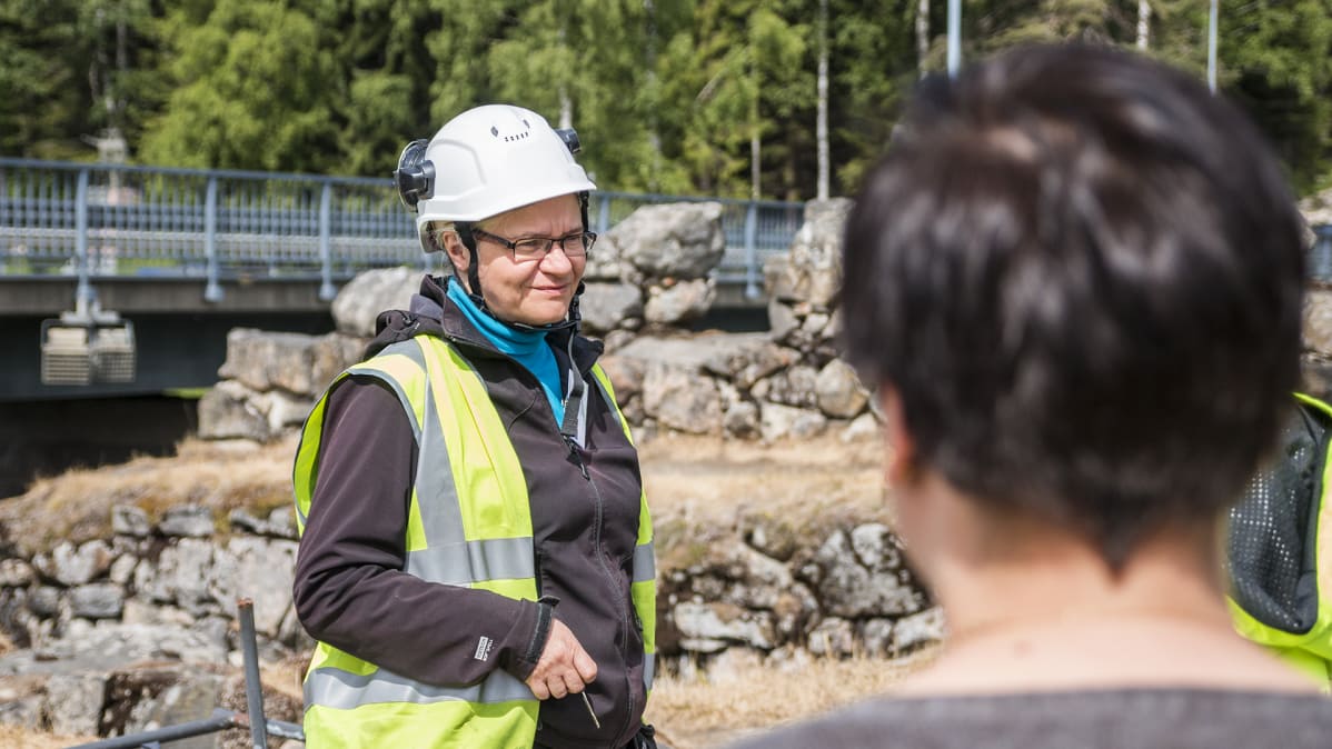 Konservaattori Larisa Evstifeeva-Auraniemi Kajaanin rauniolinnassa.