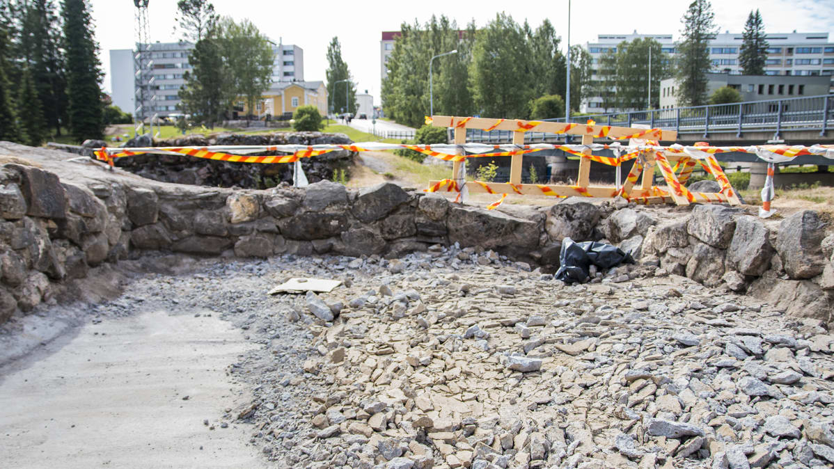 Kajaanin rauniolinnassa tehdään korjaustöitä toisen kerroksen kellarin kattorakenteisiin.
