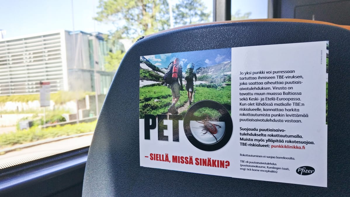 Pet-mainos bussissa.