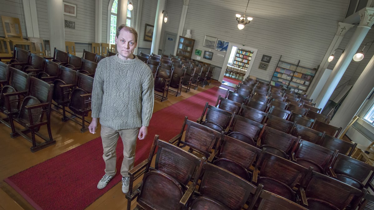 Sampsa Kuukasjärvi Pekka Ervast -temppelin käytävällä.
