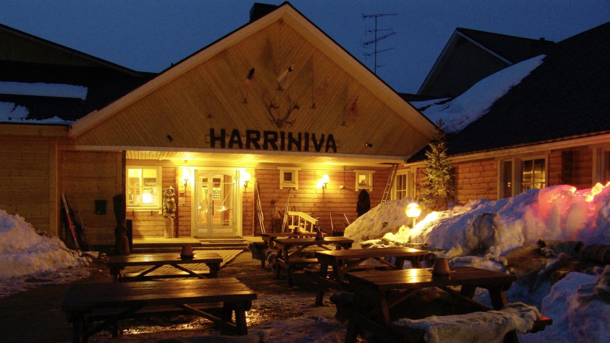 Harrinivan hotelli ulkoapäin joulukuussa.