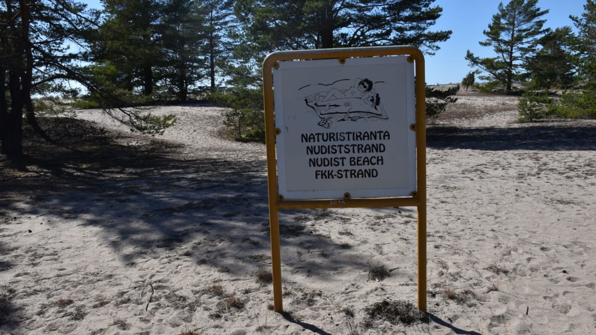 Naturistirannan kyltti