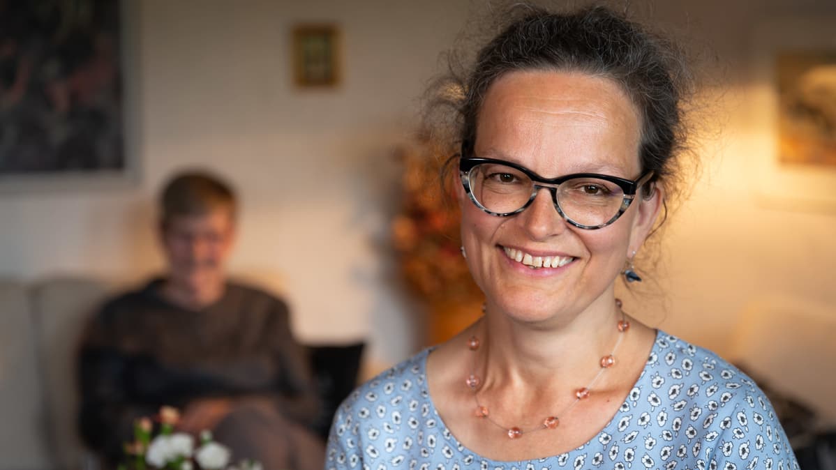 Anna Brummer hymyilee.