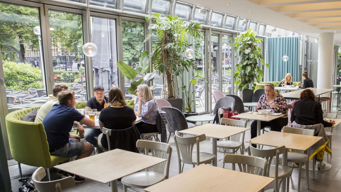 Ravintola Teatteri Esplanadin puistossa juhannusaattona 2018.