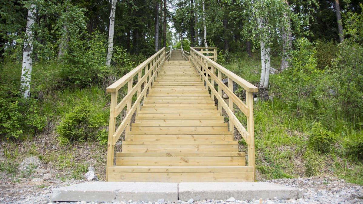 Uudet kuntoportaat alhaalta päin kuvattuna.