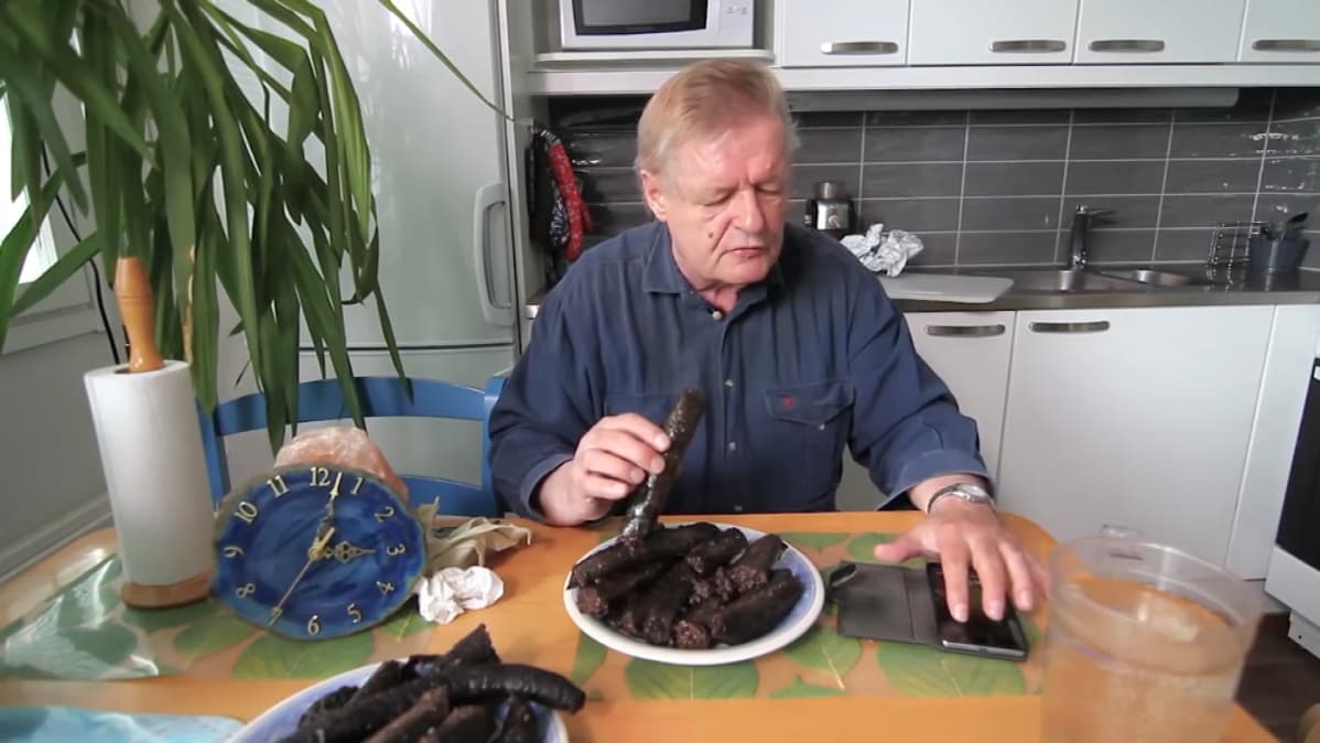 - Hyvää ruokahalua, aika alkaa nyt, sanoo Hannu Kanerva ja painaa ajanoton päälle.