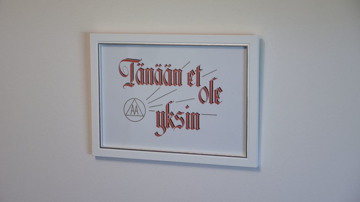 Taulu, jossa lukee vanhanaikaisin kirjaimin "tänään et ole yksin".