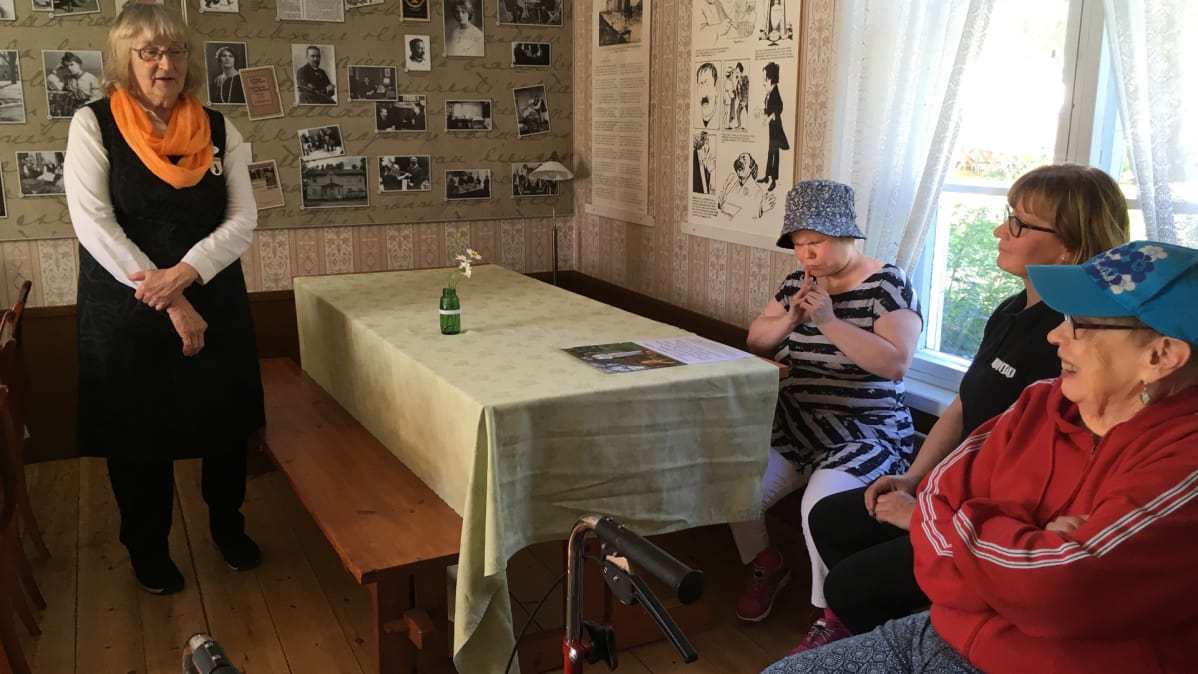 Matkailuopas Anja Hongisto työssään Eino Leino -perinnetalolla