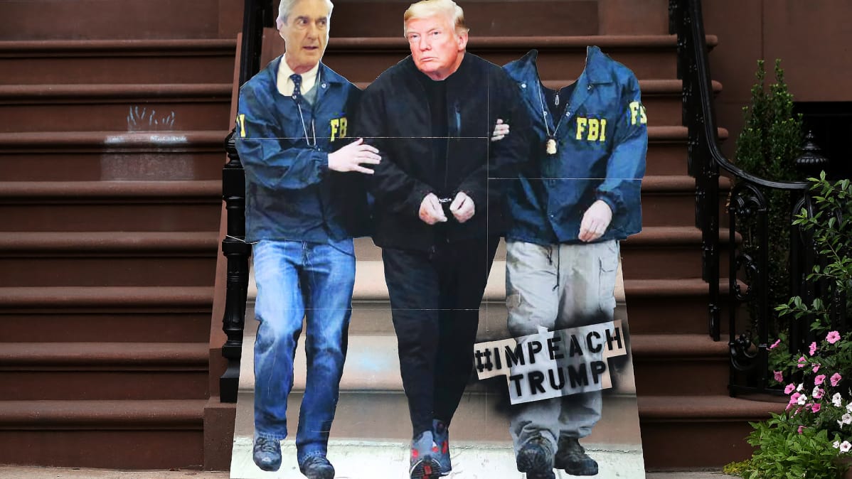 Mielenosoittajia Trump- ja Mueller-naamareissa.