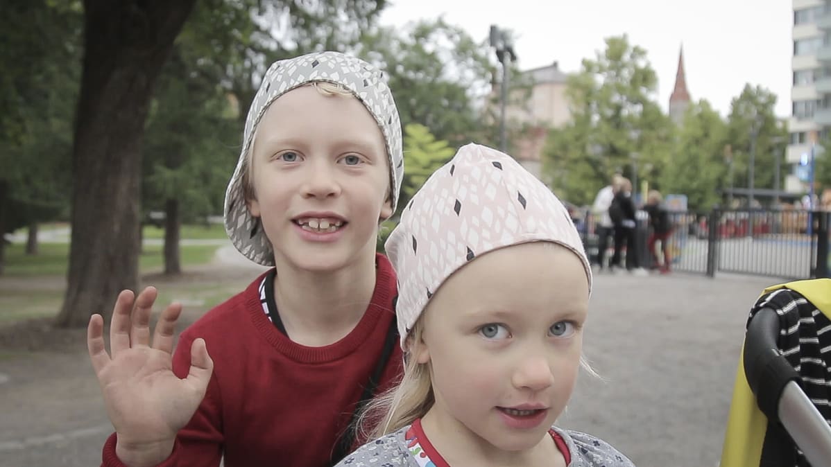 Veikko ja Louna Ylikoski Pikku Kakkosen puistossa Tampereella