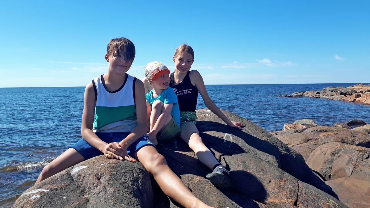 Karjaluodon serkukset nauttivat kesästä mökillä.