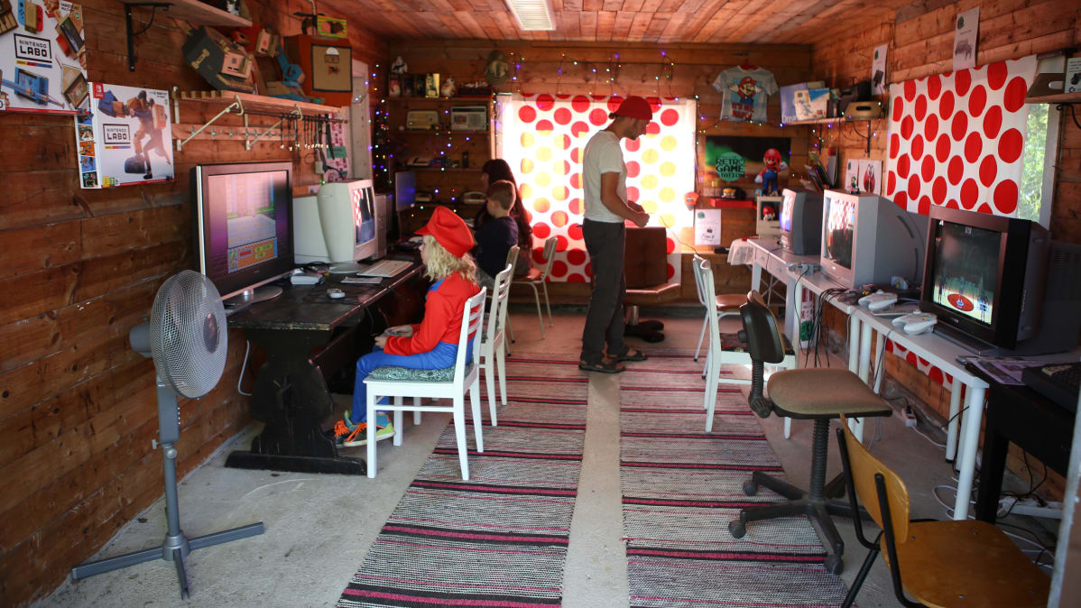 Retropelimuseoksi muuntunut autotalli.