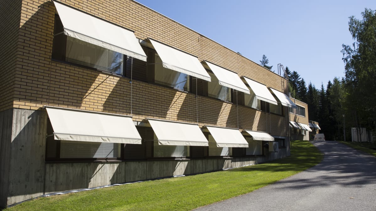 Markiisikankaat Kaavin terveysaseman ikkunoissa