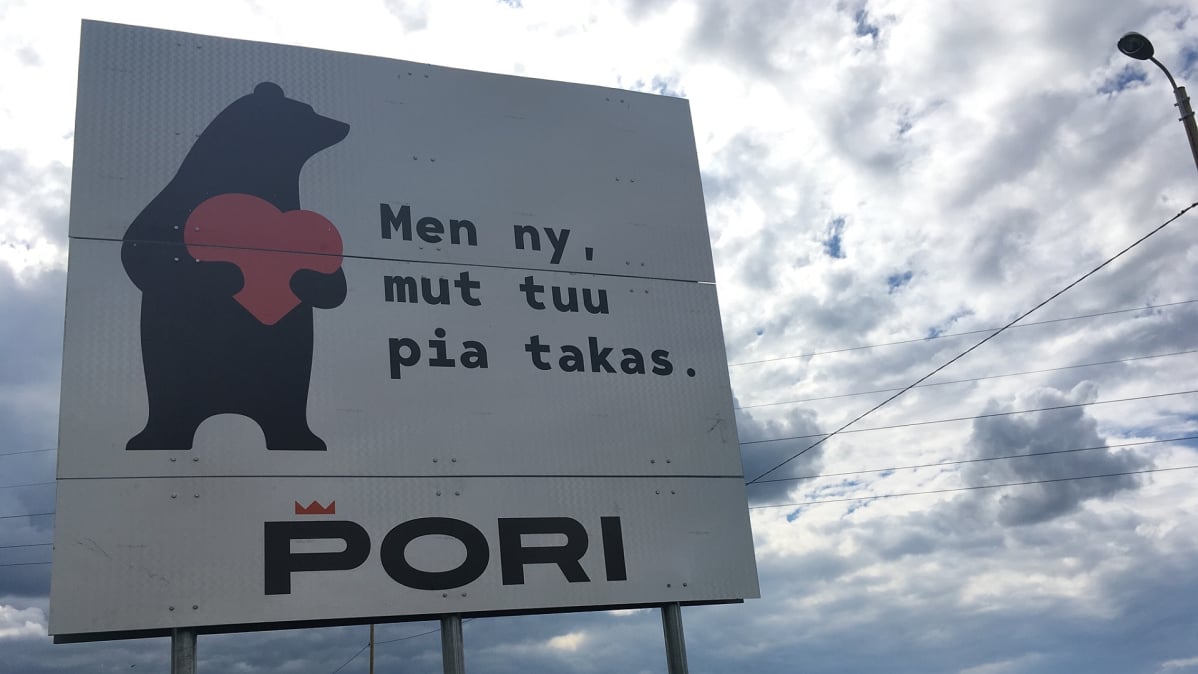 Mainoskyltti tien varrella.