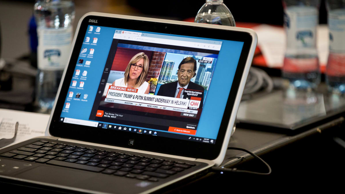 CNN:n uutislähetys koneen näytöllä.