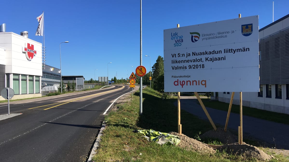 Valtatie 5:n varrella on kyltti liikennevaloista.