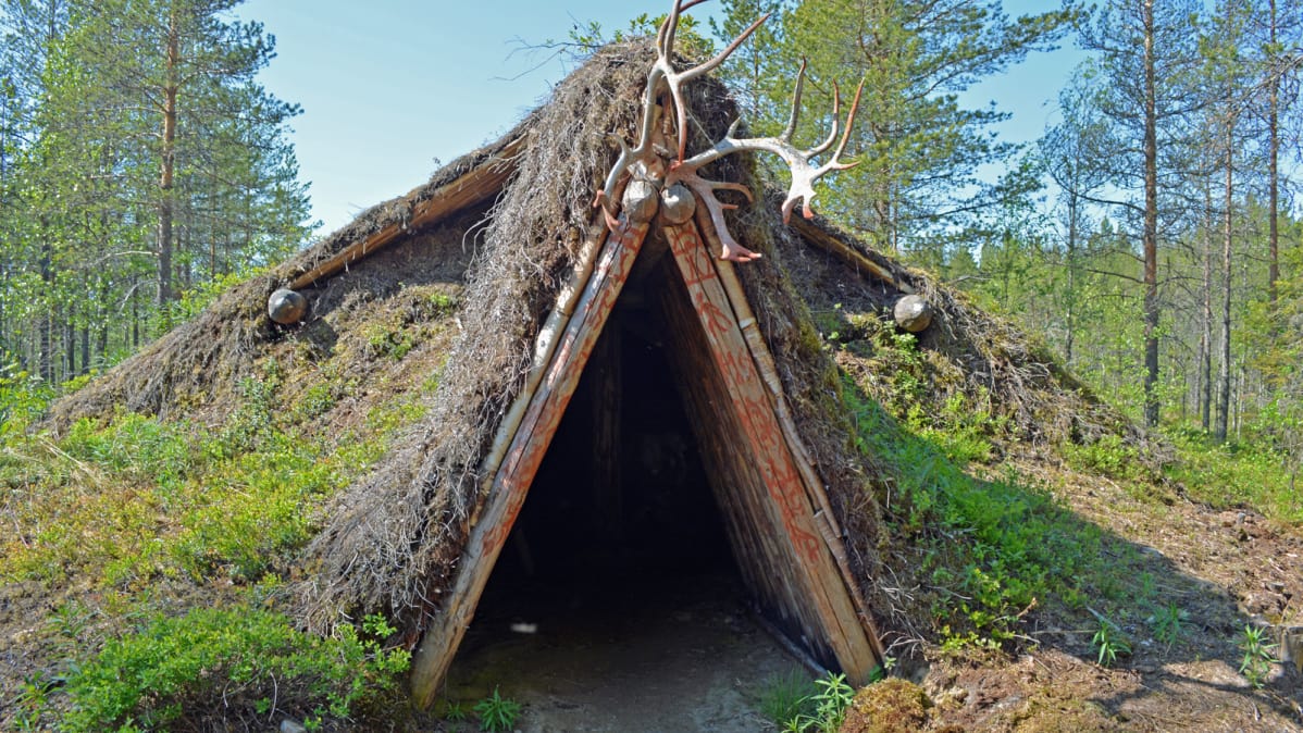 Kuopan päälle rakennettu, turpeella peitetty rakennus.