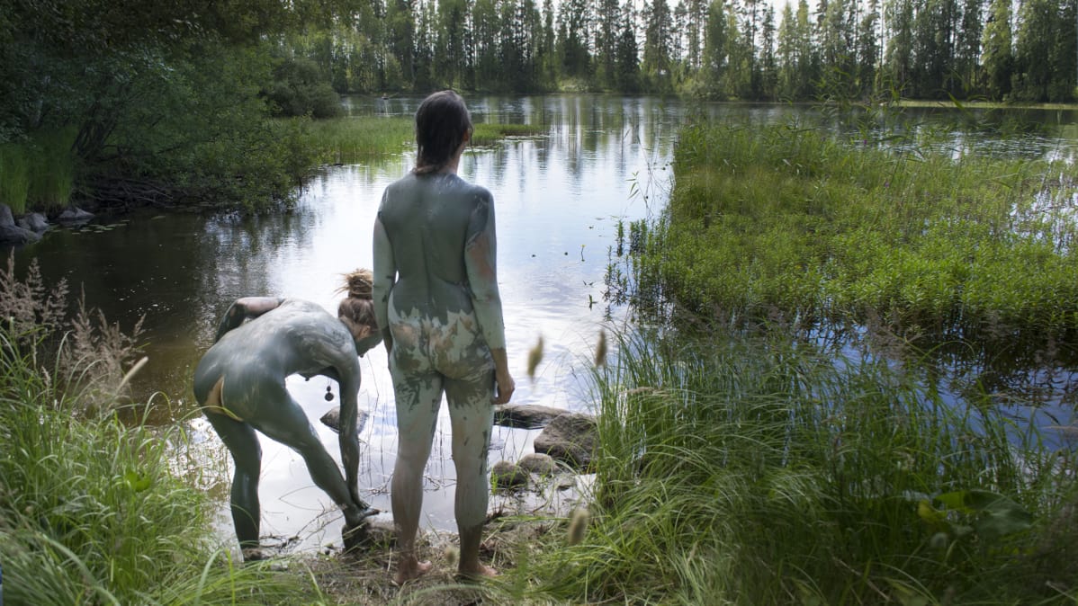 Naiset savikylvyssä keskisuomalaisen järven rannalla