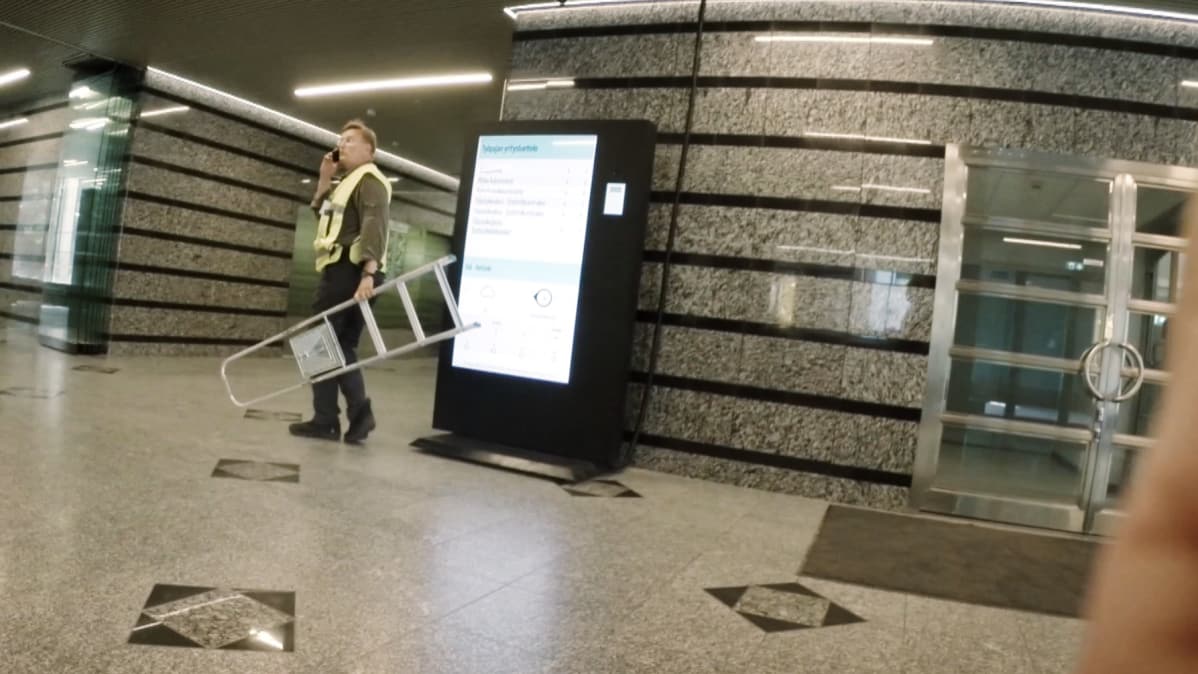 Mies aulatiloissa turvaliivissä.