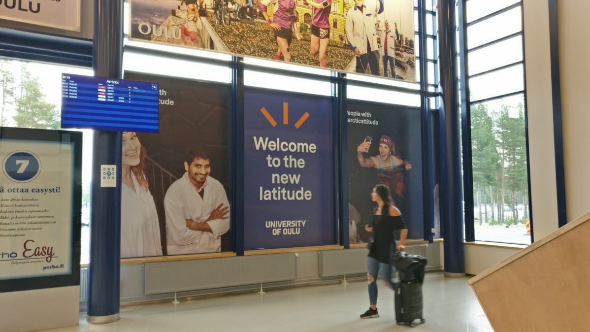 Oulun lentokentän saapuvien matkustajien aula heinäkuussa 2018