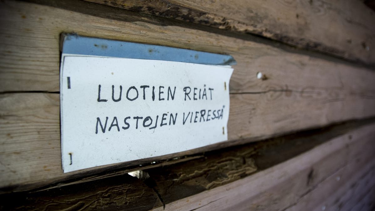 Aitan seinässä on kolmisenkymmentä luodin reikää.