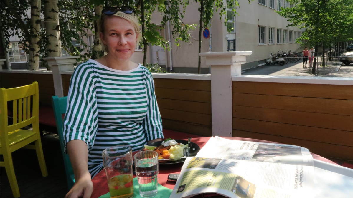 Johanna Lystilä syömässä