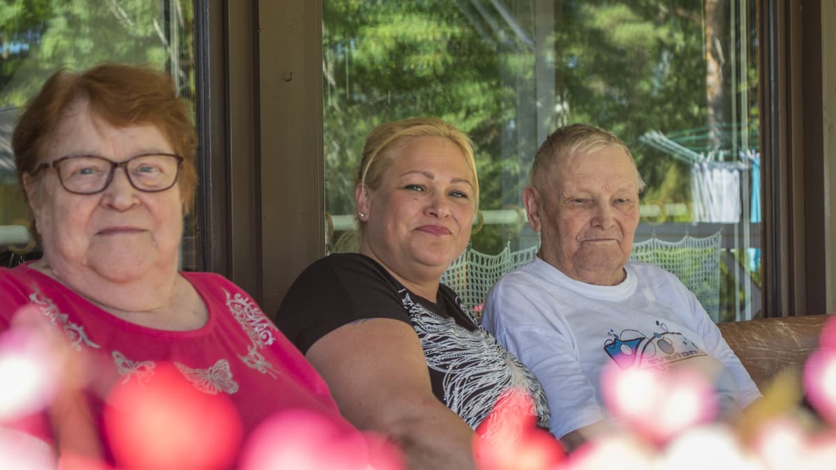 Jaana Vanhala perheensä kanssa kotitalonsa terassilla
