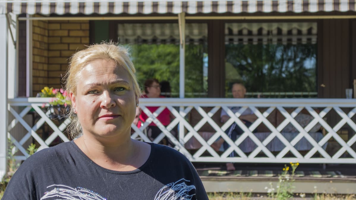 Jaana Vanhala lapsuudenkotinsa pihalla Raahen Saloisissa