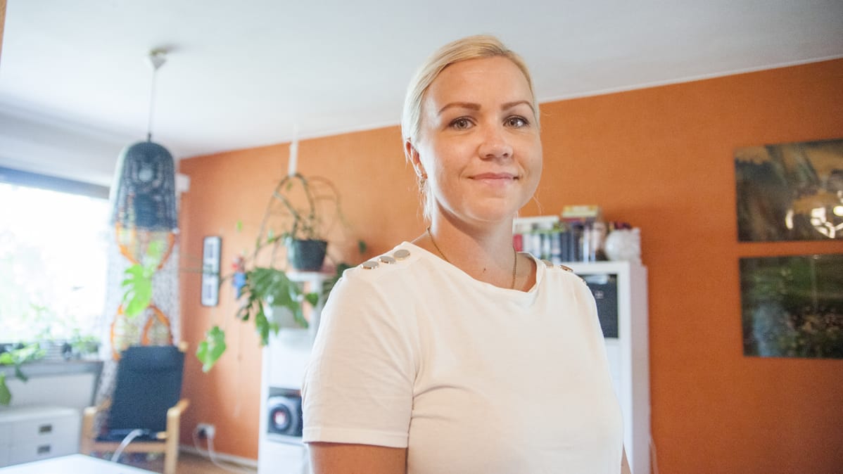 Nainen olohuoneessa.